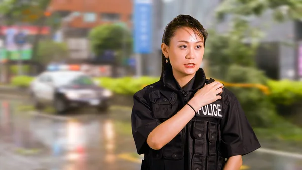 Asya Amerikalı Kadın Polis Memuru Olay Yerinde Telsizde Konuşuyor — Stok fotoğraf