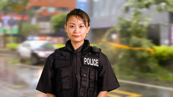 Ασιατική Αμερικανική Γυναίκα Αστυνομικός Στο Τόπο Του Εγκλήματος — Φωτογραφία Αρχείου