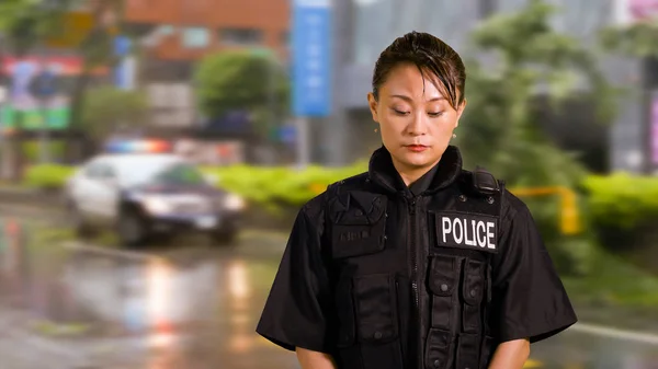 Asiatisch Amerikanisch Frau Polizist Looking — Stockfoto