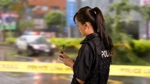 Американців Азіатського Походження Жінка Офіцер Поліції Місці Злочину Беручи Notes — стокове фото