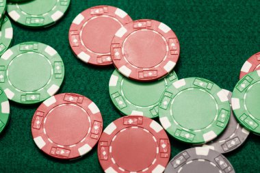 Yeşil tablo üzerinde dağınık casino fişi
