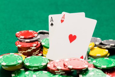 Çift As ve Oof casino fişi