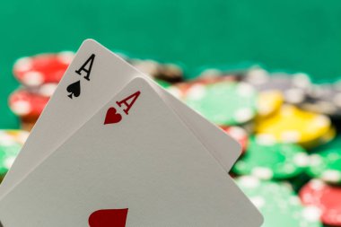 Çift As ve Oof casino fişi