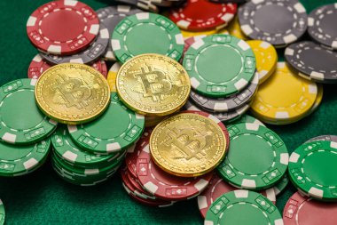 Bitcoin cryptocurrency yeşil masada dağınık casino fişi üzerinde
