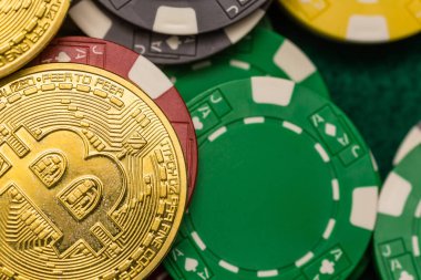 Bitcoin cryptocurrency yeşil masada dağınık casino fişi üzerinde