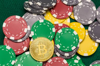 Bitcoin cryptocurrency yeşil masada dağınık casino fişi üzerinde
