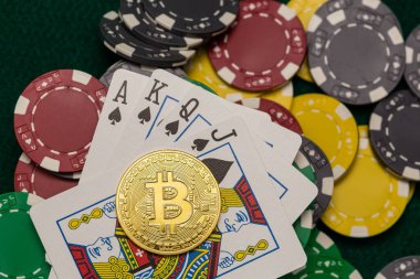 Casino fişi, bitcoin ve as, papaz yeşil masada maça valesi Kraliçe