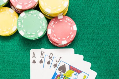 Casino fişi ve as, papaz yeşil masada maça valesi Kraliçe