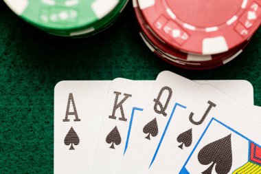 Casino fişi ve as, papaz yeşil masada maça valesi Kraliçe