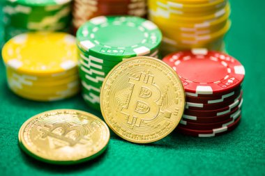 Casino fişi ve yeşil masada kavramı kumar cryptocurrency bitcoin