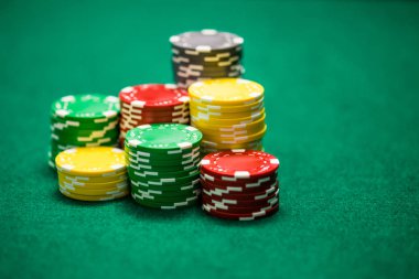 Yeşil tablo üzerinde Casino fişi