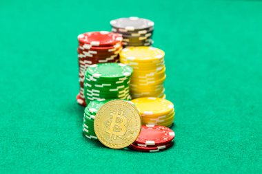 Casino fişi ve yeşil masada kavramı kumar cryptocurrency bitcoin