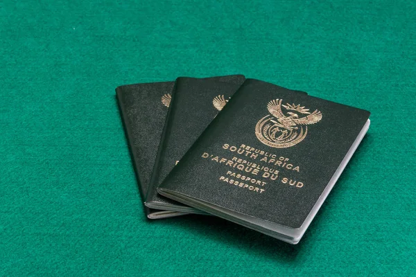 南非护照在绿色背景 — 图库照片