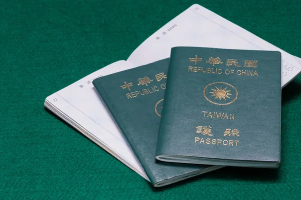 台湾人 中华民国 绿色桌子上的护照 — 图库照片