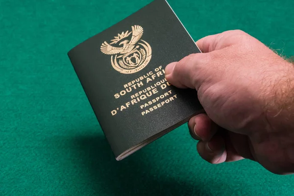 Hand Langs Zuid Afrikaans Paspoort Groene Achtergrond — Stockfoto