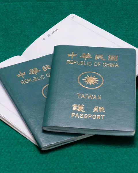 台湾人 中华民国 绿色桌子上的护照 — 图库照片