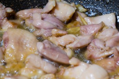 Tencerede kaynayan tavuk parçaları