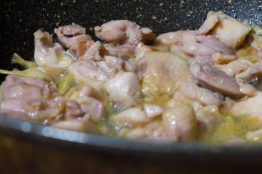 Tencerede kaynayan tavuk parçaları