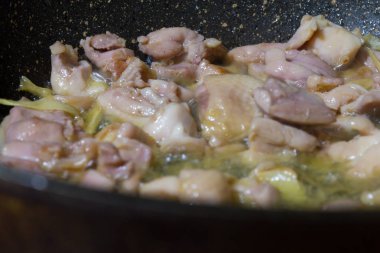 Tencerede kaynayan tavuk parçaları