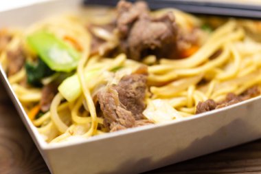 Çin domuz kızarmış pilav beslenme çantası içinde çubuklarla