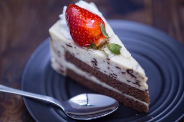 Sıkıntılı ahşap zemin üzerine çikolata ve peynirli kek