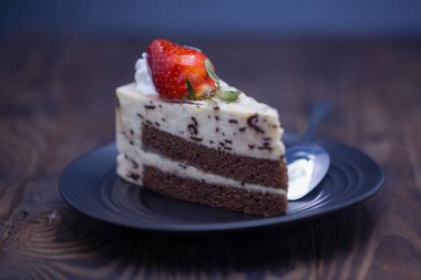 Sıkıntılı ahşap zemin üzerine çikolata ve peynirli kek