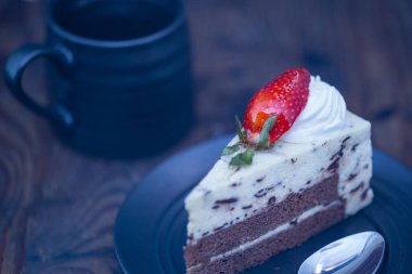 Kahveli, çikolatalı ve peynirli kek.