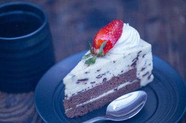 Kahveli, çikolatalı ve peynirli kek.