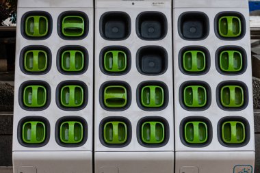 Taipei, Tayvan - 1 Aralık 2018: Şarj istasyonu Tayvan merkezli Gogoro elektronik scooter pil paketleri için