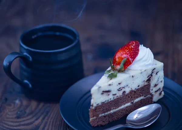 Kaffee Und Schokolade Und Käsekuchen Auf Notleidendem Holz Hintergrund — Stockfoto