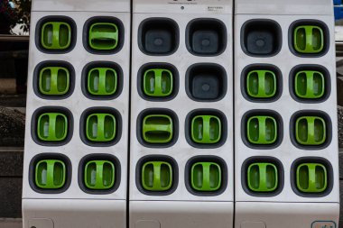 Taipei, Tayvan - 1 Aralık 2018: Şarj istasyonu Tayvan merkezli Gogoro elektronik scooter pil paketleri için