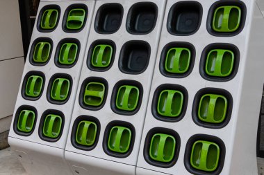 Taipei, Tayvan - 1 Aralık 2018: Şarj istasyonu Tayvan merkezli Gogoro elektronik scooter pil paketleri için