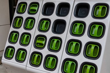 Taipei, Tayvan - 1 Aralık 2018: Şarj istasyonu Tayvan merkezli Gogoro elektronik scooter pil paketleri için