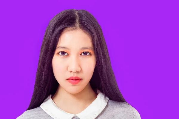 Retrato Modelo Adolescente Chinês Fundo Roxo Olhando Para Câmera — Fotografia de Stock