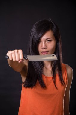 Asya femme fatale bıçak doğrama ile