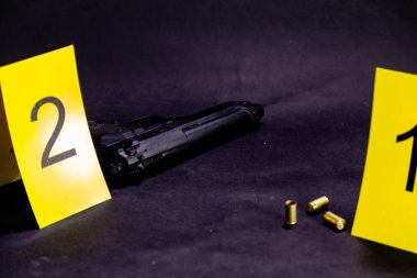 Madde işaretleri ve silahı olay yerinde işaretleri yanında