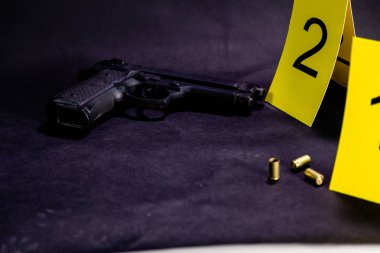 Madde işaretleri ve silahı olay yerinde işaretleri yanında