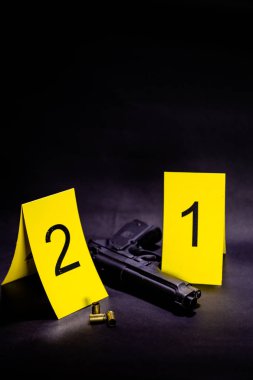 Madde işaretleri ve silahı olay yerinde işaretleri yanında