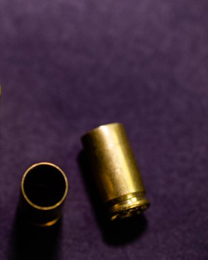 9mm mermi kovanları siyah arka plan üzerine