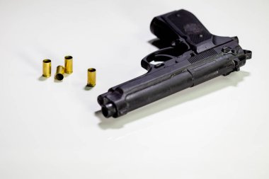 Tabanca 9mm mermi kovanı üzerinde beyaz tablo ile