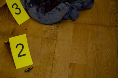 Madde işaretleri ve silahı olay yerinde işaretleri yanında