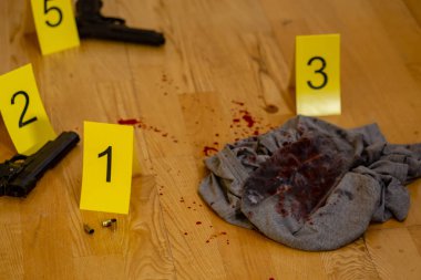 Madde işaretleri ve silahı olay yerinde işaretleri yanında