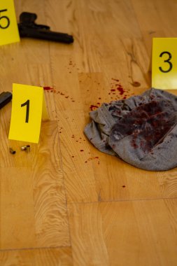 Madde işaretleri ve silahı olay yerinde işaretleri yanında