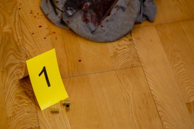 Madde işaretleri ve silahı olay yerinde işaretleri yanında