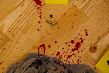 Yanındaki işaretleri olay yerinde mermi kovanları, kan splatter