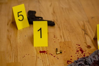 Madde işaretleri ve silahı olay yerinde işaretleri yanında