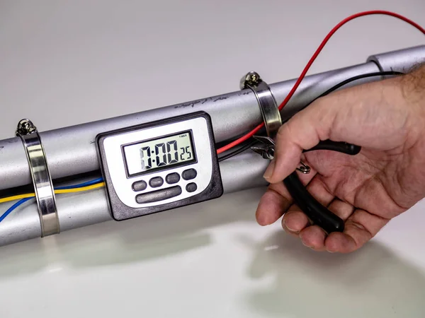 Hand Cutting Wire Pipe Bomb Lcd Clock Timer Trigger Detonation — Stock Photo, Image
