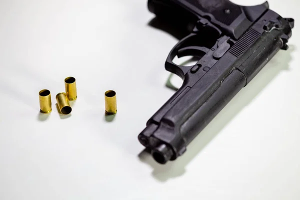 Pistol Med 9Mm Skal Djurtarmarna Vitt Bord — Stockfoto