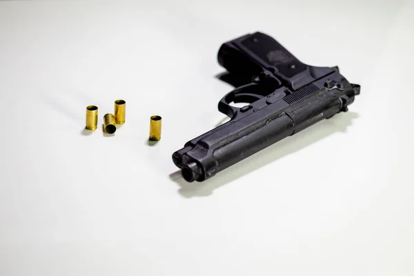 Pistol Med 9Mm Skal Djurtarmarna Vitt Bord — Stockfoto