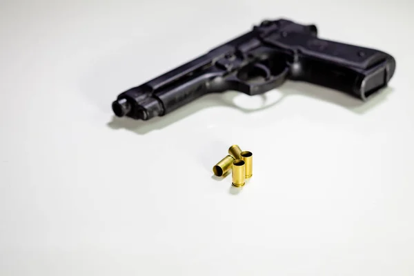 Pistol Med 9Mm Skal Djurtarmarna Vitt Bord — Stockfoto